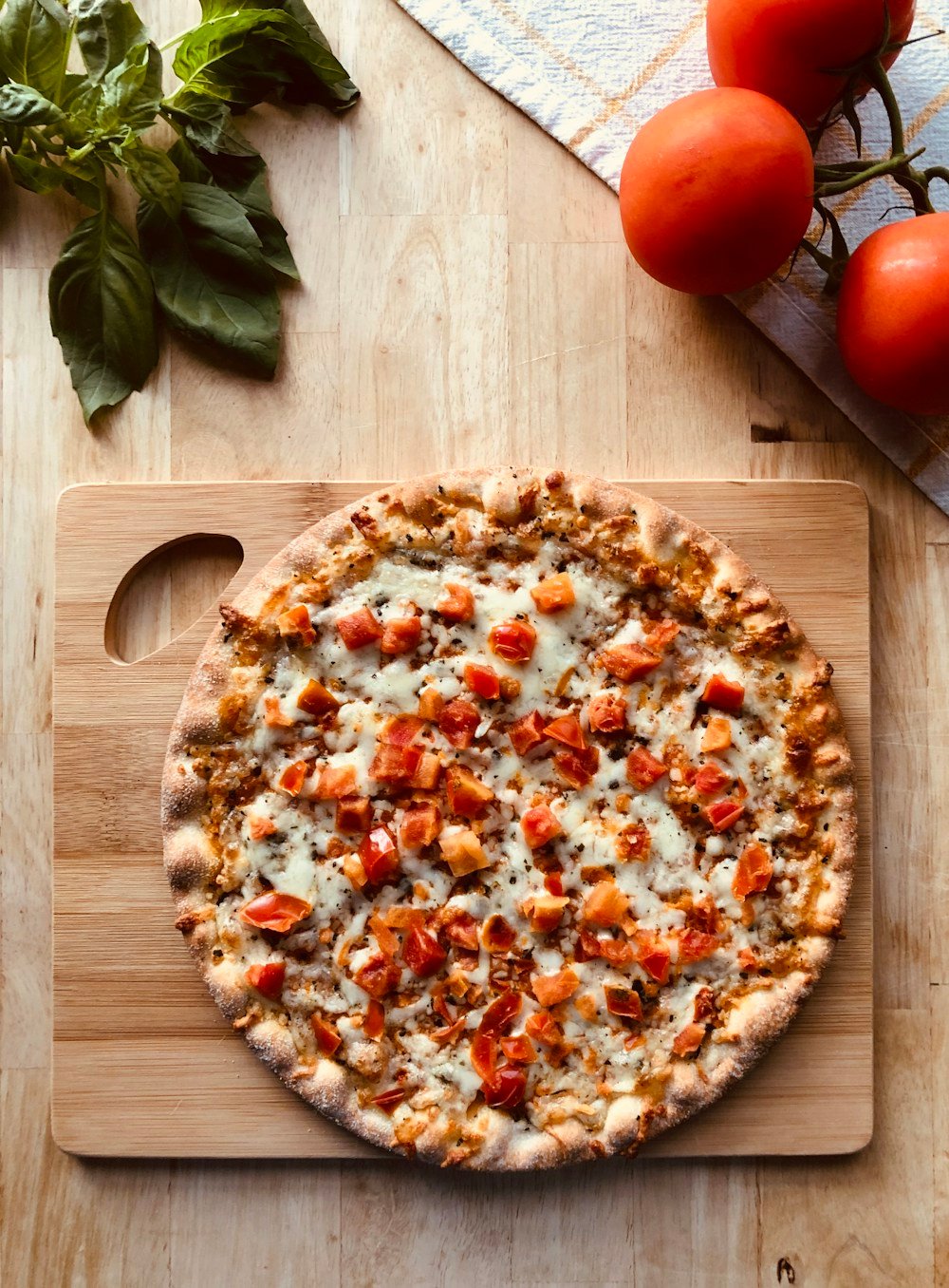 Pizza artesanal con tomate y albahaca